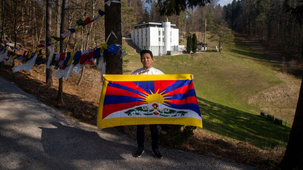 «Der Krieg in der Ukraine stimmt mich wenig positiv für die tibetische Sache»
Karma Punkhang mit der Flagge von Tibet. Foto Dominik Landwehr