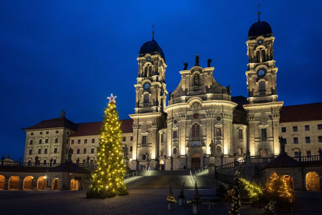 Klosterfassade Einsiedeln zur Weihnachtszeit
