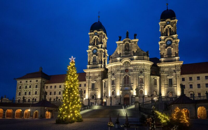 Klosterfassade Einsiedeln zur Weihnachtszeit